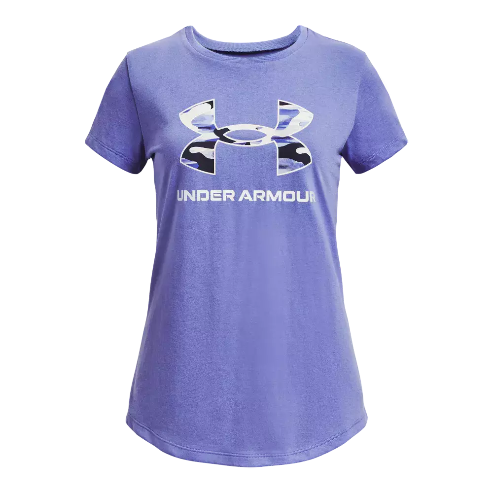 En kortærmet, lilla t‑shirt med rund hals og let A-formet pasform. Fremhævet af et stort Under Armour-logo i camouflagemønster midt på brystet står tøjet både sporty og stilrent. Materialet virker blødt og behageligt, velegnet til træning eller hverdagsbrug. Nederst er en let afrundet kant, og stoffets tekstur antyder god åndbarhed og komfort.