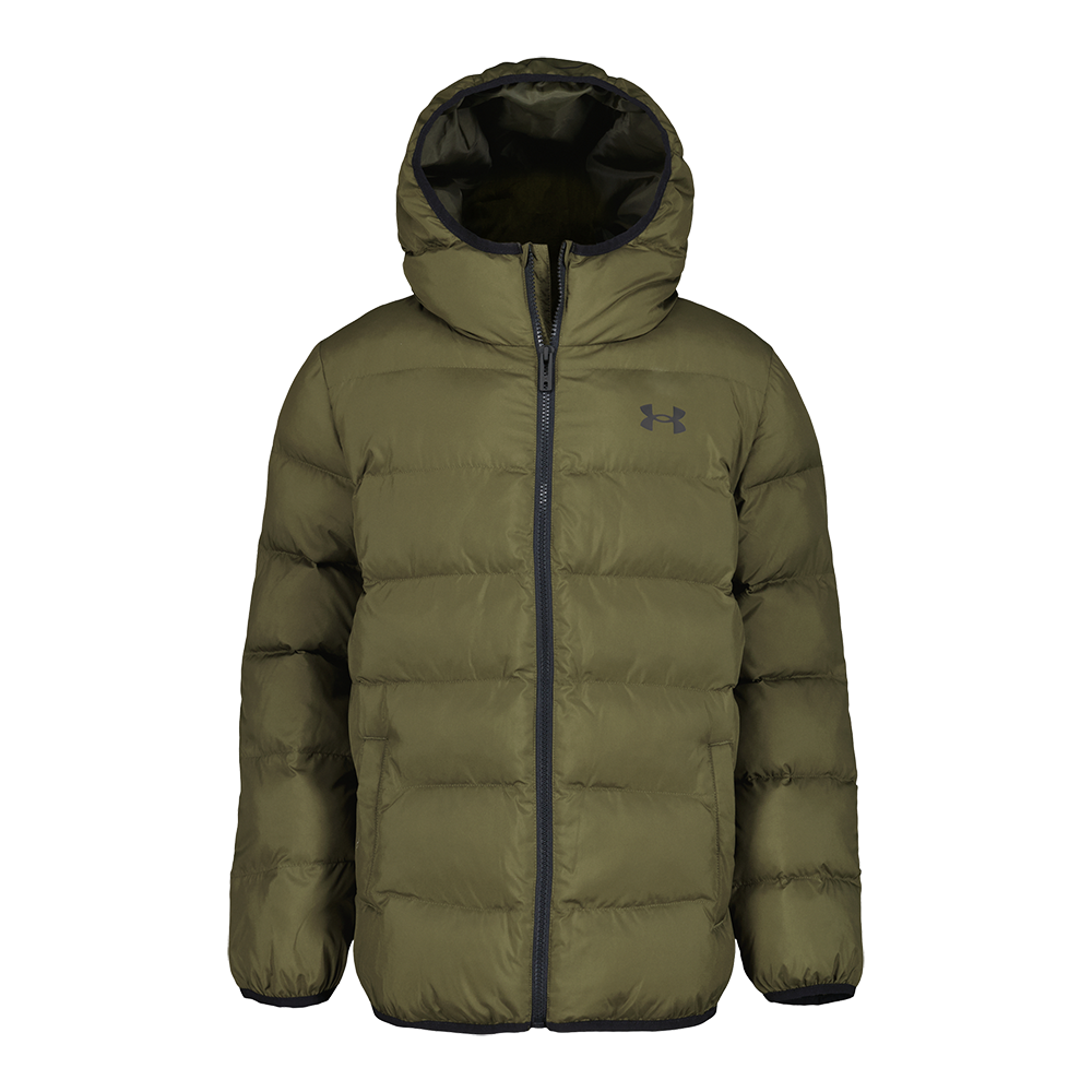 En olivengrøn, polstret vinterjakke med hætte og synlige vandrette quilt-sømme. Jakken har en central, sort lynlås, diskret logo på brystet og elastiske ærmekanter, der holder kulden ude. Designet virker let men isolerende med sidelommer til hænderne og en rummelig pasform. Den sporty jakke egner sig godt til koldt vejr og aktive dage udendørs.