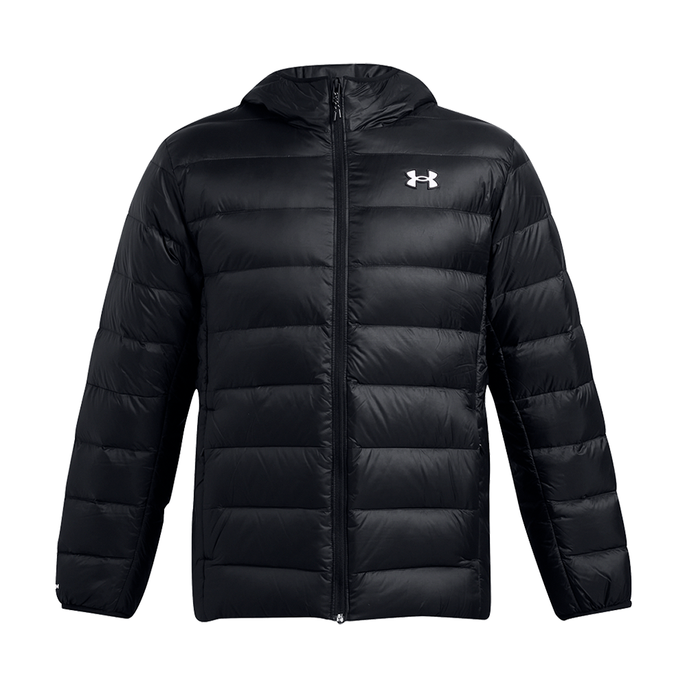 Sort, quiltet vinterjakke fra Under Armour med hætte og fuld lynlås. Den lette, polstrede konstruktion sikrer god varmeisolering uden at være klodset, og de vandafvisende materialer beskytter mod let regn og vind. Enkel, moderne silhuet med diskret logo på brystet gør jakken velegnet til både hverdag og træning. Funktionel og stilren til kølige dage.