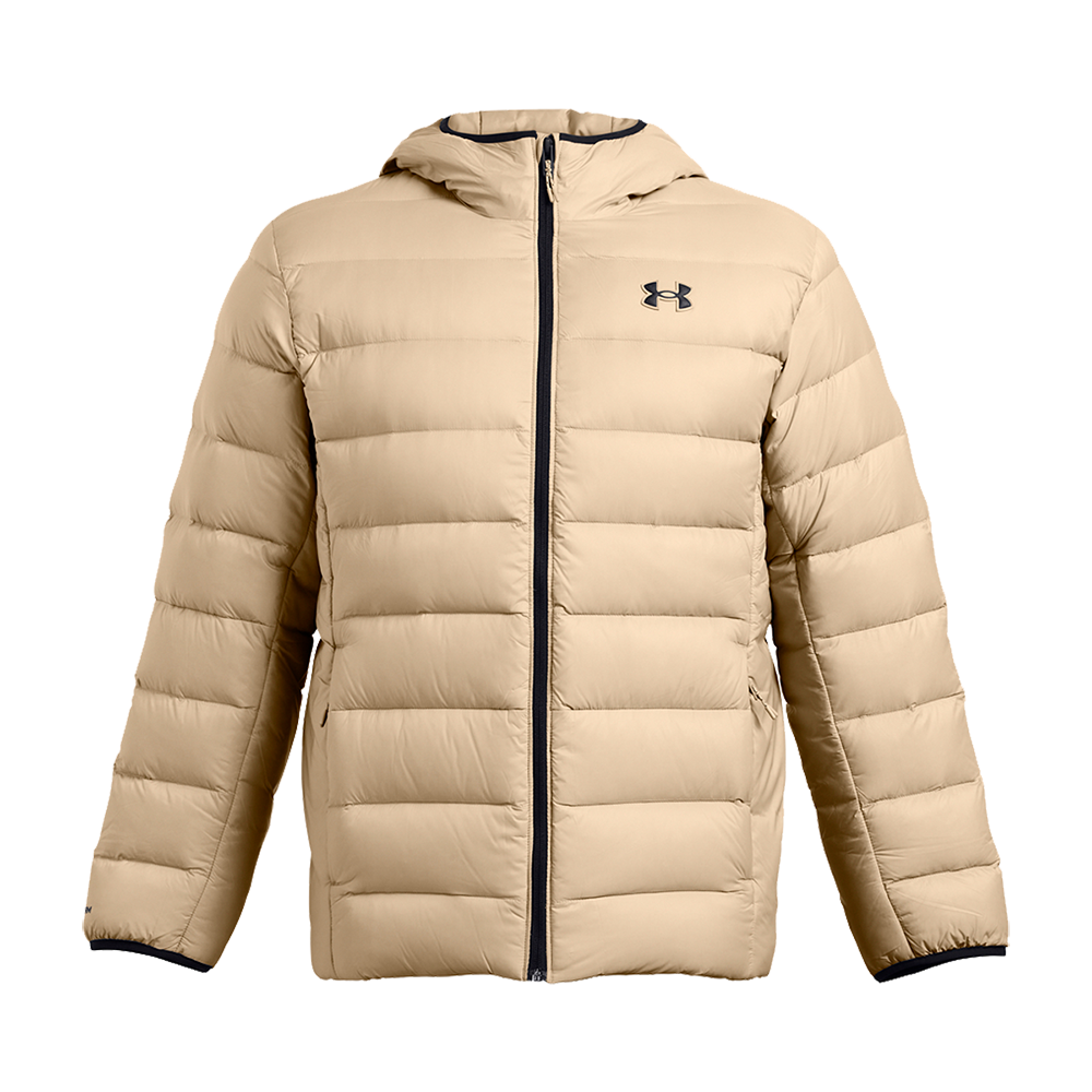 En beige, polstret vinterjakke fra Under Armour med vandret quiltning og integreret hætte. Jakken har en langsgående frontlynlås i kontrastfarve, to sidelommer med lynlås og elastiske ærmekanter for bedre pasform. Det lette, syntetiske fyld giver isolering uden at være klodset, hvilket gør jakken velegnet til både hverdag og aktive udendørsaktiviteter i køligt vejr.