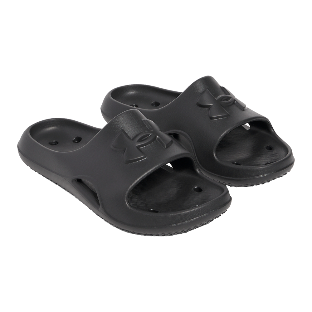 Sorte, ergonomiske gummislippers med åbent forfodsdesign og en bred overdækket rem prydet af et præget logo. De har udskårne lufthuller på indersålen, en tekstureret fodflade og en skridsikker ydersål for ekstra stabilitet. Det lette, vandafvisende materiale gør dem ideelle til pool, strand eller afslappet brug derhjemme. Simpelt design kombineret med funktionalitet giver god komfort til daglig brug.