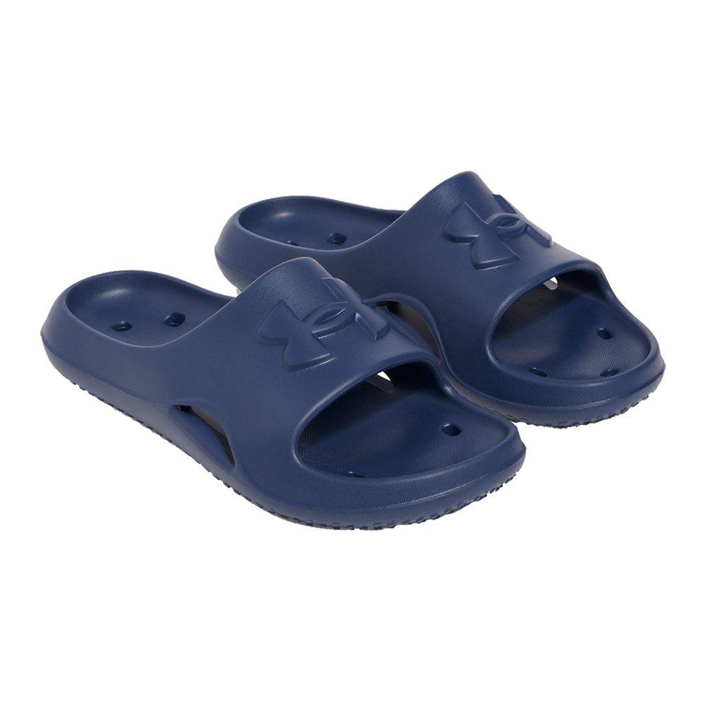 Et par mørkeblå badesandaler i ét stykke skummateriale, med åben tå og brede remme over vristen prydet af et præget logo. Indersålen er formstøbt med lette afvandingshuller, mens ydersålen har mønster for bedre greb. Enkle, lette og nemme at tørre, velegnede til pool, strand eller afslappet fritidsbrug. De giver komfortabel støtte til hverdagsbrug og tåler vand godt.