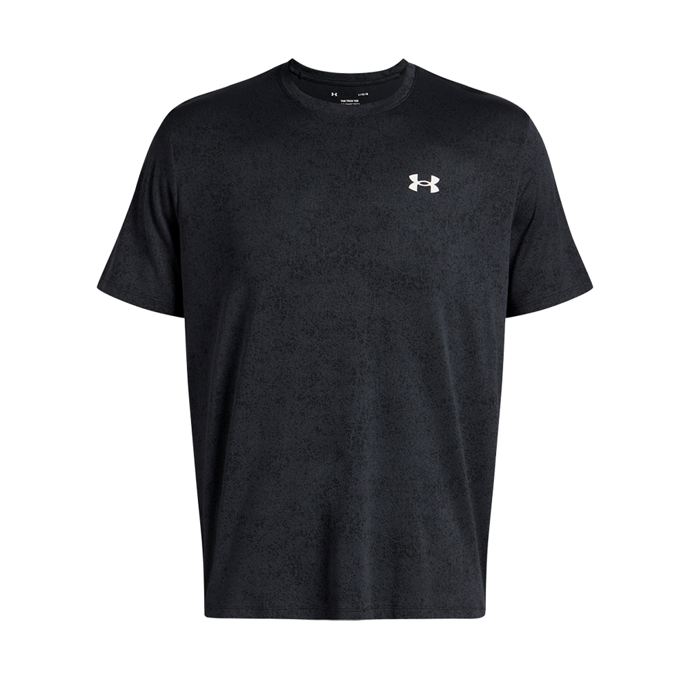 Sort Under Armour t‑shirt med kort ærme, rund hals og et lille logo på venstre bryst. Stoffet fremstår let og åndbart med en diskret, marmoriseret struktur, hvilket giver et sporty og minimalistisk udtryk. T‑shirten har en afslappet, komfortabel pasform og egner sig både til træning og casual hverdagsbrug. Farven og snittet gør den nem at kombinere med andre basisdele.