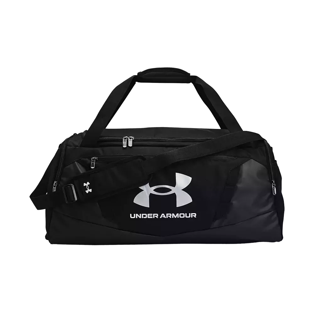 Sort trænings- og rejsetaske fra Under Armour med stort hvidt logo på fronten. Tasken har både håndtag og justerbar skulderrem med polstring, tovejssynlig lynlås og flere rum til sko, tøj og tilbehør. Materialet virker slidstærkt og delvist vandafvisende, hvilket gør den velegnet til sport, fitness og korte ture. Enkel, funktionel og moderne i sit udtryk.