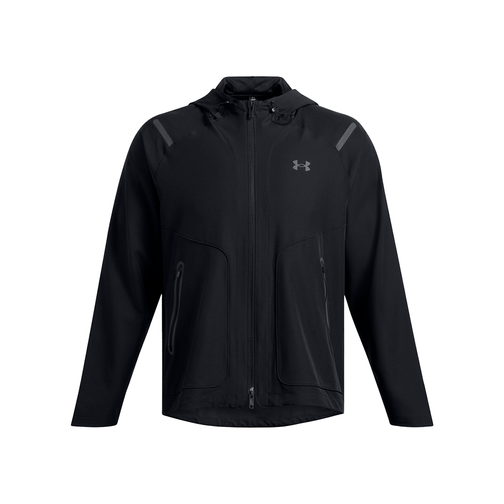 Sort, teknisk softshell-jakke med hætte fra Under Armour. Jakken har fuld lynlås, to lynlåslommer i siderne og et diskret logo på venstre bryst. Enkel, sporty silhuet med længere ryg og reflekterende detaljer på skuldrene. Minimalistisk design, der virker funktionelt og velegnet til løb eller træning i køligt vejr, samtidig med at den passer til hverdagsbrug.