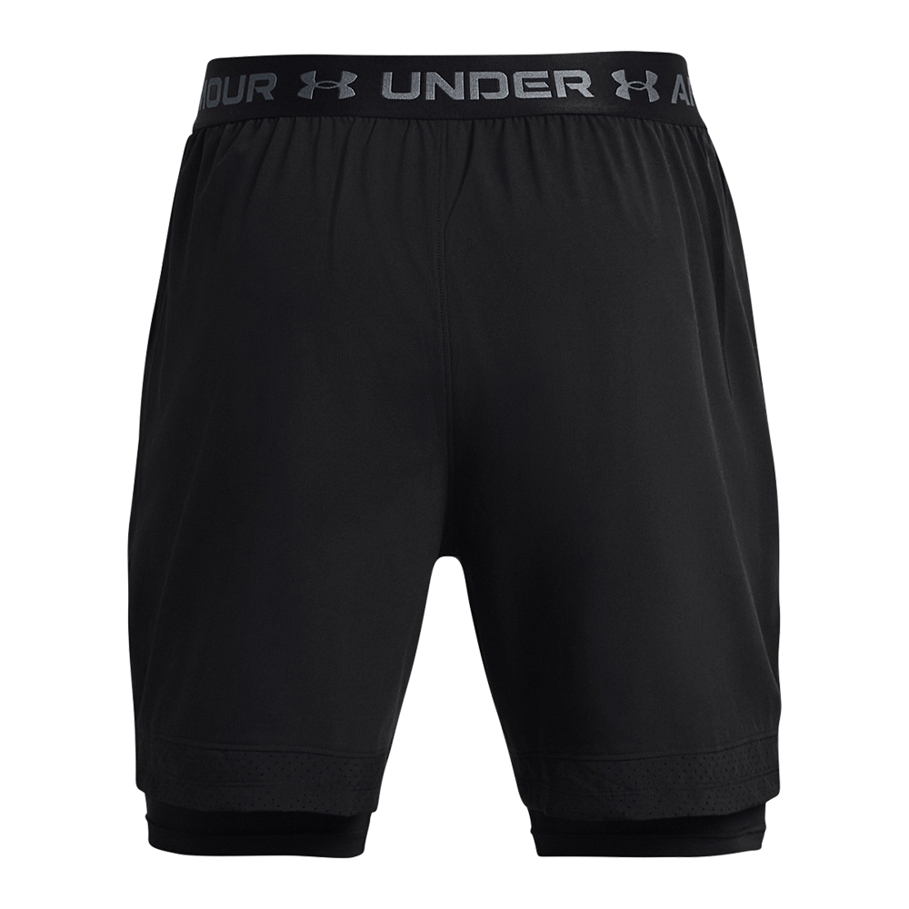 Sort 2-i-1 træningsshorts fra Under Armour. Ydre, løstsiddende lag i åndbart, let polyester og indre tætsiddende compression-lag for støtte. Elastisk linning med synligt UNDER ARMOUR-logo, diskrete sømme og perforeret kant forneden for bedre ventilation. Funktionelt design til løb eller træning, hurtigttørrende materiale og god bevægelsesfrihed. Stilrent og minimalistisk look, velegnet til både sport og hverdagsbrug.