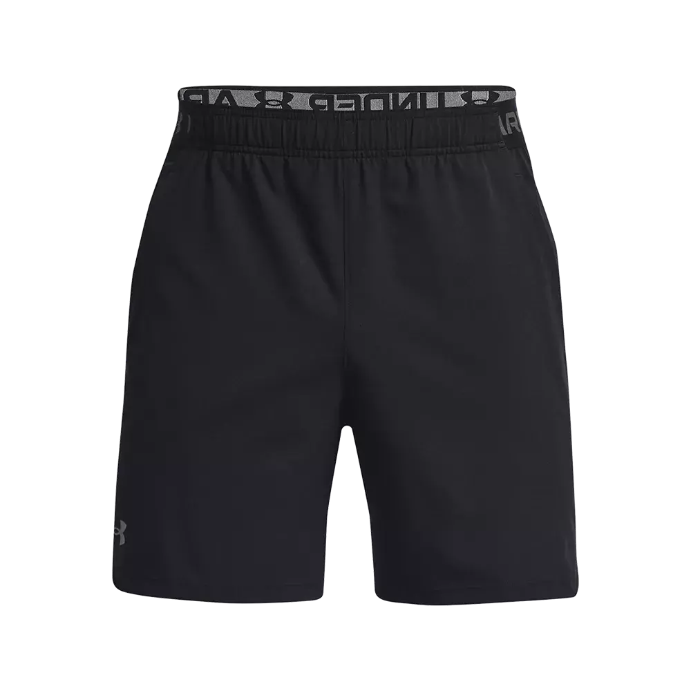 Et par sorte træningsshorts i enkelt, funktionelt design. Shortsen har en elastisk linning med diskret logo, en lige pasform og knælange ben, der giver god bevægelsesfrihed. Materialet ser let og åndbart ud med en glat overflade, ideel til løb eller fitness. Minimalistiske detaljer og holdbar syning gør dem alsidige til både sport og afslappet hverdag.