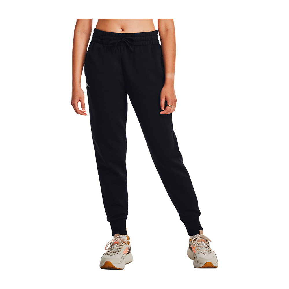 Et par sorte joggebukser med elastisk talje og snøring, der sidder afslappet omkring hofterne. Bukserne har ribkant ved anklerne og en smal, afrundet pasform ned over benene. Modellen bærer farverige sneakers med orange detaljer, og kun overkrop og arme er synlige, hvilket fremhæver buksernes komfortable, sporty stil. Perfekt til hverdag eller træning.