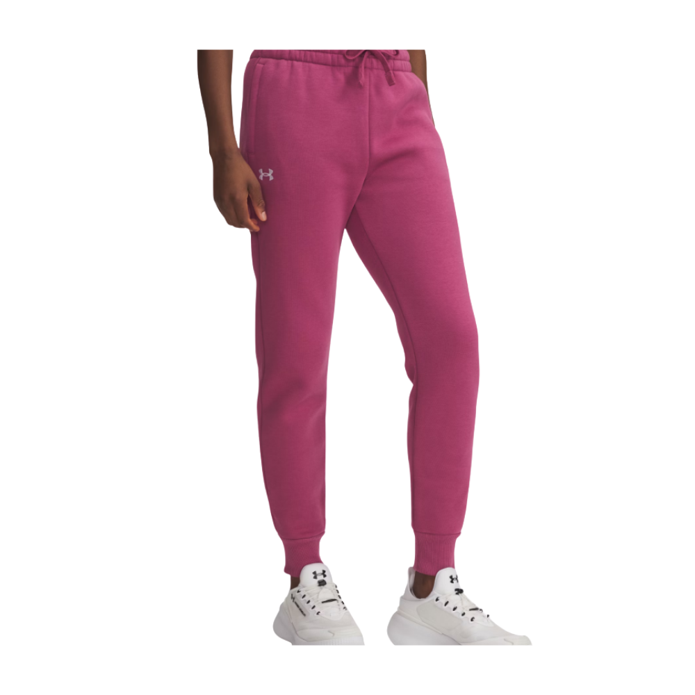 På billedet ses et par tætsiddende, knæhøje joggingbukser i en dyb rosa farve, stylet med hvide sneakers. Bukserne har elastik i taljen med snøre og ribbet ved anklerne for et sporty look. Et lille logo er synligt på låret. Kombinationen fremstår afslappet og moderne, ideel til træning eller hverdagsbrug. Materialet ser blødt og behageligt ud.