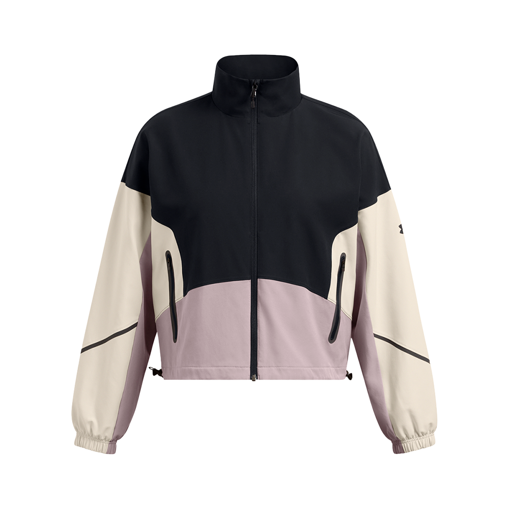 En moderne, hættefri windbreaker med farveblokke i sort, lys beige og sart støvet rosa. Jakken har høj krave, fuld lynlås og to skrå, vandtætte lommer med sorte lynlåse. Ærmerne er rummelige med elastiske manchetter og dekorative syninger, mens justerbar talje garanterer pasform. Materialet virker teknisk og velegnet til overgangsvejr, både funktionel og stilren.