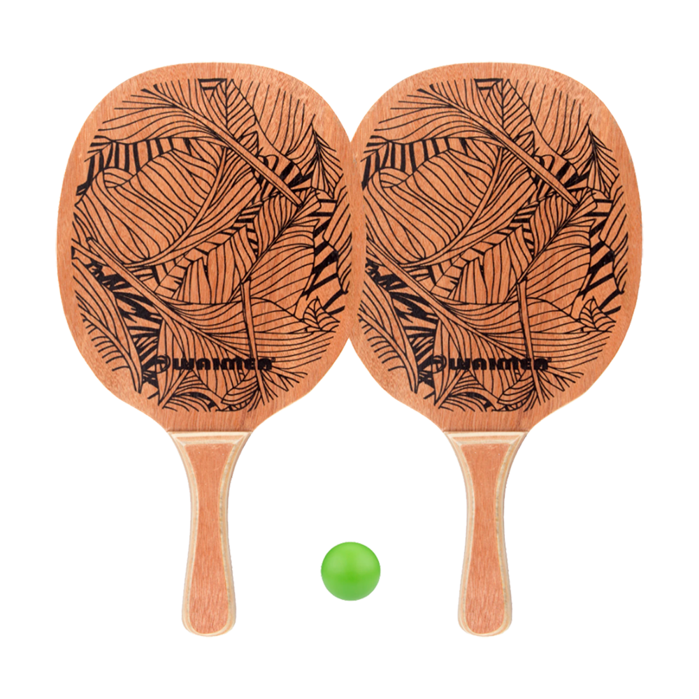 Et sæt dekorative træbat og en lille grøn bold ligger symmetrisk på en lys baggrund. De to bat har runde klinger og ergonomiske håndtag, prydet med et detaljeret sort mønster af stiliserede blade og fjer, som står i kontrast til det varme, naturlige træ. Boldens skarpe grønne farve tilfører et frisk og legende element til det rolige design.