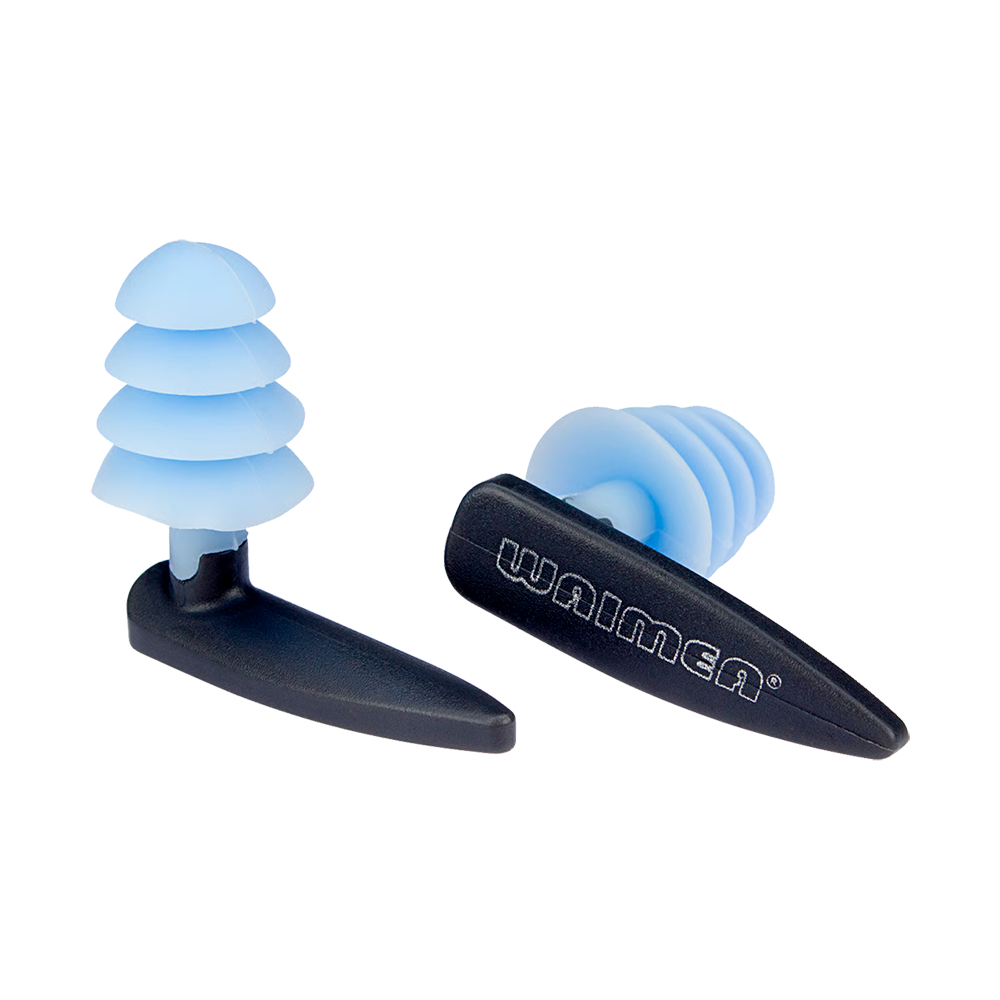Billedet viser et par bløde, genanvendelige ørepropper i silikone med lyseblå, lagdelte flanger og sorte håndtag. De flerdelte silikonedele er designet til at forme sig efter øregangen og skabe god tætning, mens de sorte håndtag gør dem nemme at sætte i og tage ud. Produktet fremstår robust og praktisk til rejse, søvn eller støjdæmpning i hverdagen.