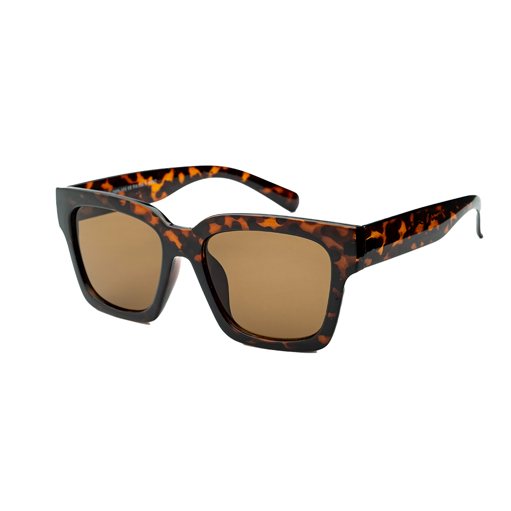 Brune solbriller med et kraftigt, firkantet stel i klassisk skildpaddemønster. De brede stænger og den blanke acetatfinish giver et retro-elegant udtryk, mens de brune linser skærmer effektivt mod solens lys. Designet er både tidløst og markant, egnet til både hverdag og mere stilfulde anledninger. Solbrillerne udstråler robust kvalitet og modebevidst enkelthed. Perfekt til sommer.