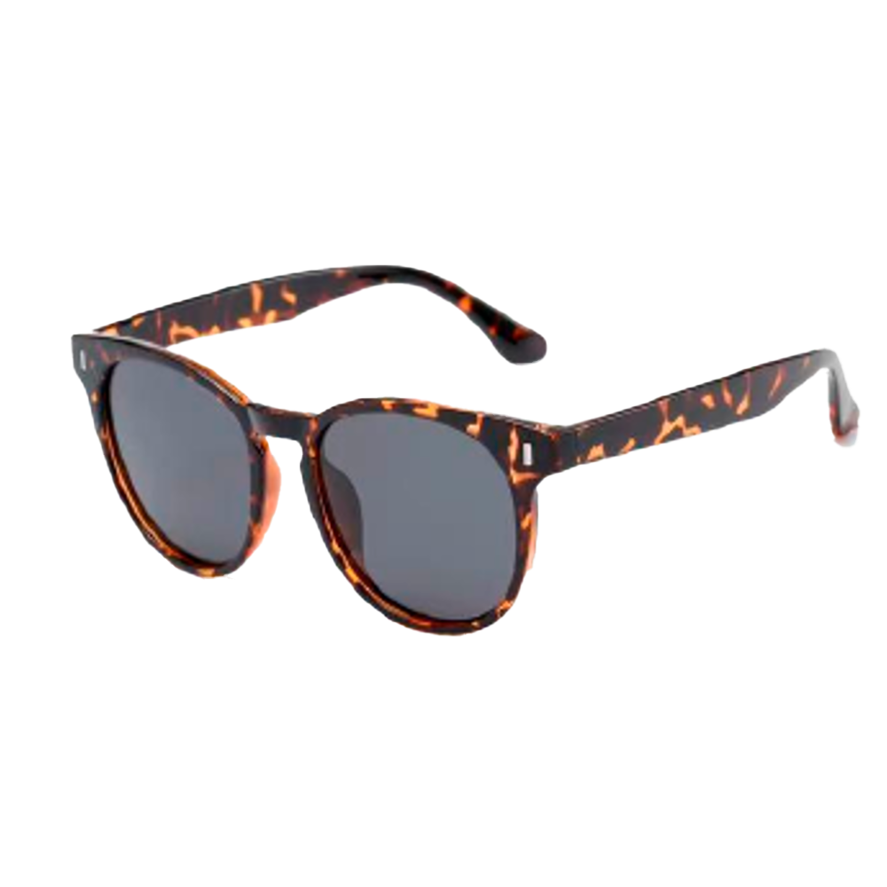 Et par stilrene solbriller med skildpaddemønster på stellet og mørke, runde linser. Stellet er lavet i blank plastik med varme brune og sorte toner, hvilket giver et klassisk og moderne udtryk. Brillerne ligger på hvid baggrund og fremstår lette og hverdagsegnede — ideelle til både byliv og strand, hvor de beskytter mod blænding samtidig med at være et moderigtigt tilbehør.