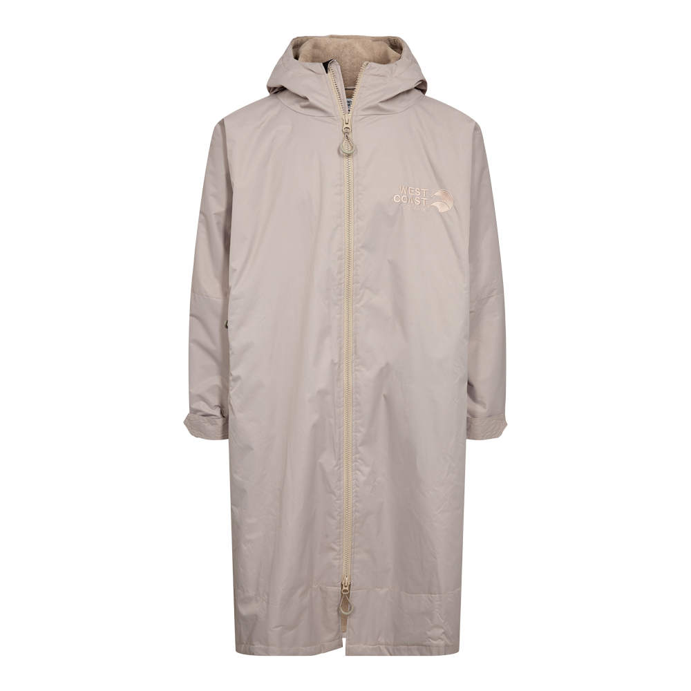 Lang, lysegrå/beige regnjakke med hætte og hel lynlås. Enkel, minimalistisk silhuet i mat, let materiale, der ser vandafvisende ud. Diskret broderet logo på brystet ("West Coast"), tovejs-lynlås og lange ærmer med justerbare manchetter. En praktisk, tidløs model, der giver god dækning mod vejr og et stilrent, skandinavisk udtryk. Perfekt til hverdag og udendørsaktiviteter.