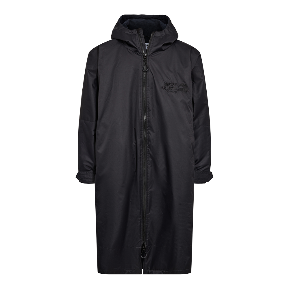 Lang, sort regnfrakke med hætte og lige, minimalistisk snit. Frakken har en kraftig, to-vejs lynlås med runde trækere og et diskret, ton-i-ton logo på brystet. Ærmerne er lange med justerbare manchetter, og indersiden virker let foret for komfort. Designet er funktionelt og tidløst — velegnet til regnfulde dage, hvor beskyttelse og enkel stil er i fokus.