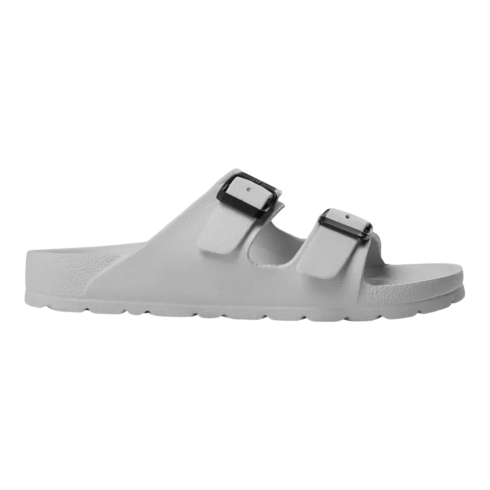 Billedet viser en enkel, hvid to-bånds sandal med to justerbare spænder i metal. Sandalen har en let tekstureret sål og en formet fodseng, der giver støtte til hæl og forfod. Designet er minimalistisk og praktisk, velegnet til både indendørs brug og sommerens afslappede udflugter. Materialet ser ud til at være vandafvisende og nemt at rengøre.