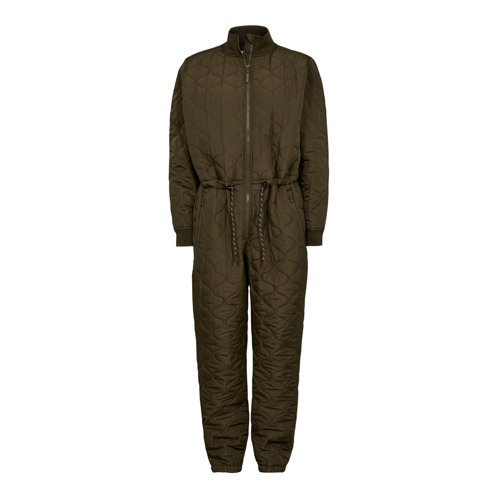 En olivengrøn, quiltet heldragt med praktisk lynlås hele vejen ned og snøre i taljen for justerbar pasform. Stilren høj krave, elastiske manchetter og ankelafslutning giver et sporty og varmt udtryk. Diskrete sidelommer med lynlås og blødt polstret materiale gør den velegnet til køligt vejr og lag-på-lag. Perfekt som funktionelt statement i en afslappet garderobe.