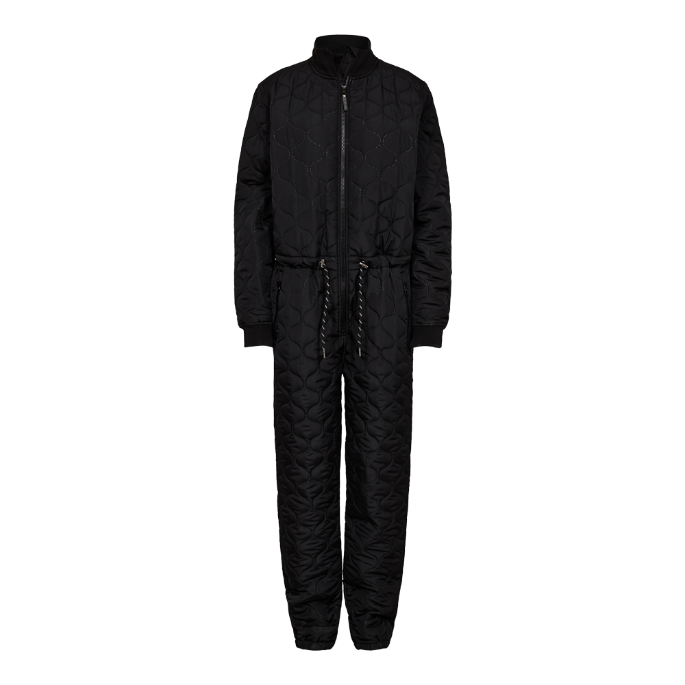 Sort, vatteret flyverdragt med diskrete bølgede sømme og en fuldlængde lynlås foran. Den har lange ærmer med ribmanchetter, elastisk talje med justerbare snører og sidelommer. Den tætte polstring og høje krave giver varme og funktionalitet, mens det minimalistiske design gør dragtens udtryk tidløst og alsidigt til både udendørs brug og afslappet hverdagsstil.