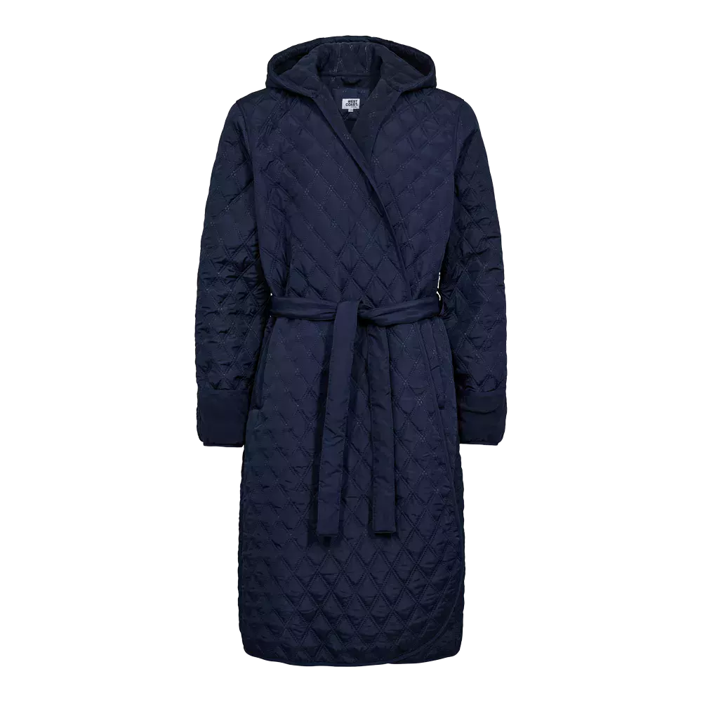 En mørkeblå, lang quiltet kåbe med hætte og bælte i taljen. Jakken har diamantmønstrede quiltede sømme, lange ærmer med brede manchetter og en afslappet, lidt oversize pasform. Bæltet fremhæver taljen og giver mulighed for lukning, mens længden beskytter mod kulde. Stilren og praktisk frakke, velegnet til både hverdagsbrug og kølige efterårs- eller forårsdage og lette regnbyger.