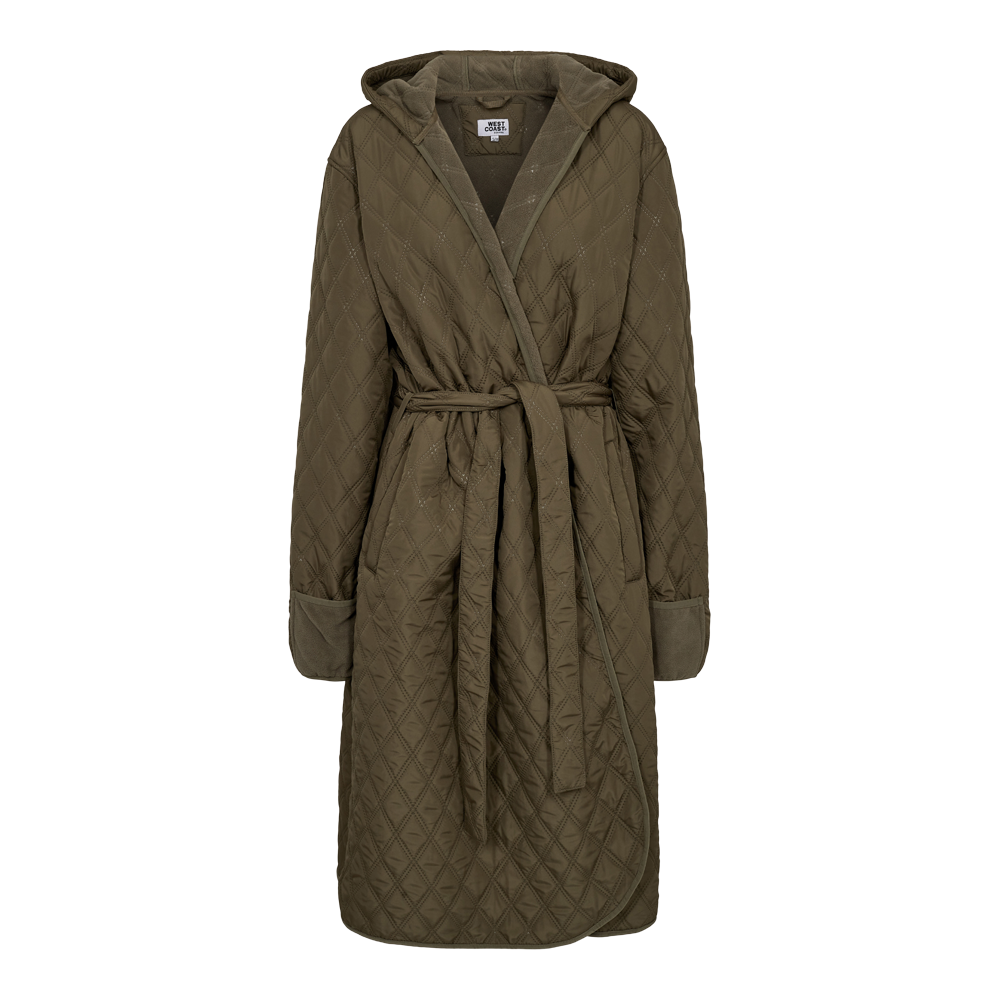 Lang, quiltet jakke i en varm olivengrøn nuance med hætte og bindebånd i taljen, der giver et afslappet men struktureret udtryk. Diamantquiltning og blødt vatteret materiale skaber både varme og tekstur, mens opbrettede manchetter og rundet kant tilfører et moderne touch. Ideel som overgangs- eller hverdagsfrakke til kølige dage, hvor funktionalitet møder enkel, nordisk stil.