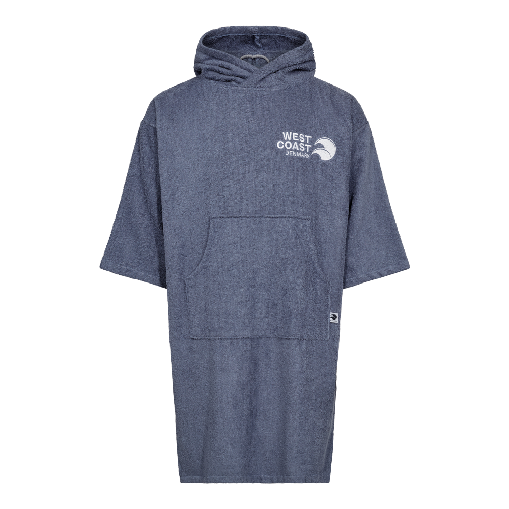 Denne "West Coast Denmark Poncho LS 25, Uni - Voksen Badekåbe" fra West Coast Denmark er designet i en enkel, men stilfuld gråblå farve. Den har en praktisk hætte og en stor lomme på forsiden, ideel til opbevaring af små genstande. Logoet på fronten fremhæver mærkets tilknytning til de danske kystområder. Ponchoen er perfekt til strandbrug eller afslapning efter et bad, og tilbyder både komfort og funktionalitet.