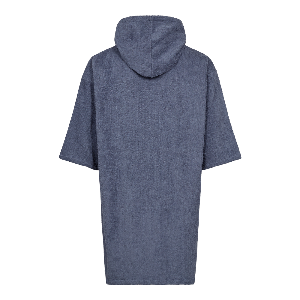 Denne grå badekåbe fra West Coast Denmark, model Poncho LS 25, for voksne, er en robust og komfortabel løsning til strandbrug. Kåben er fremstillet i blødt materiale, har en praktisk hætte og store, anvendelige lommer, hvilket gør den ideel til at holde sig varm efter en svømmetur eller under afslapning på kysten. Designet er enkelt med en diskret logo på venstre bryst, der signalerer både kvalitet og stil.