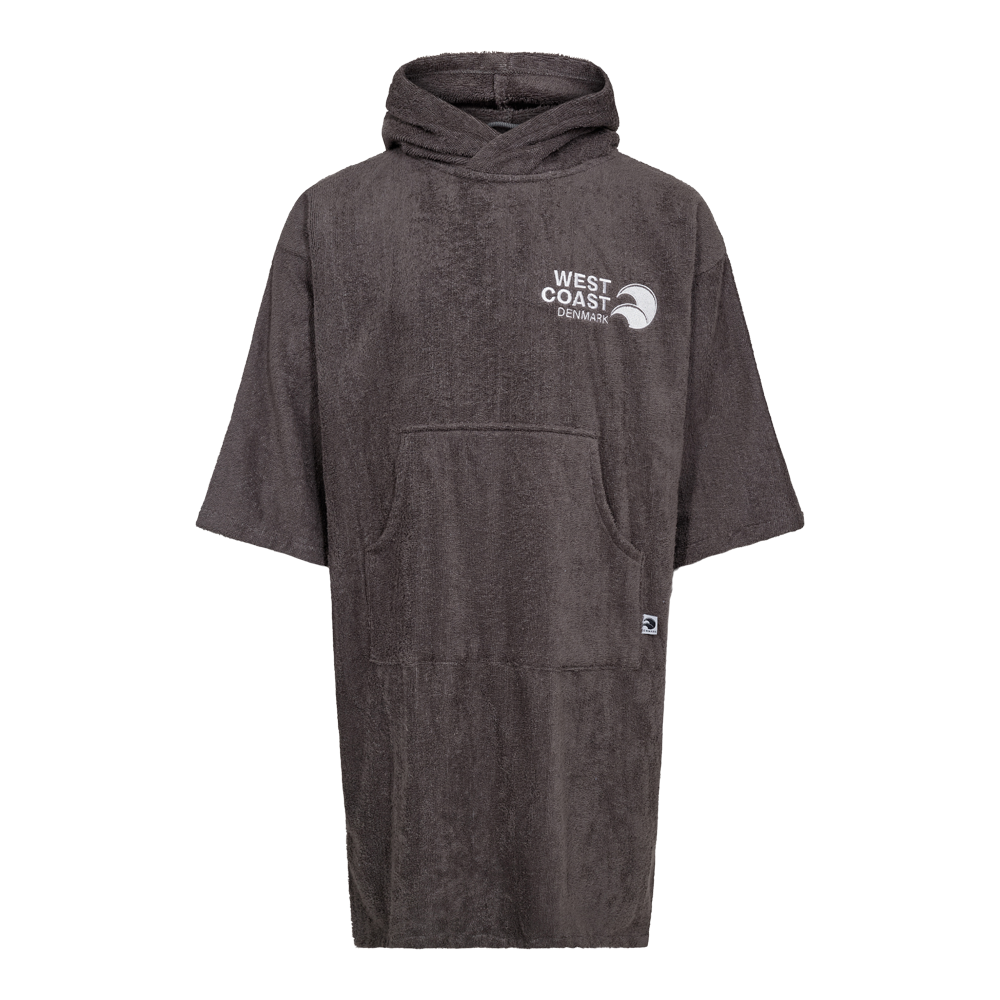 Denne billedvisning fremhæver en "West Coast Denmark Poncho LS 25", en voksen badekåbe fra West Coast Denmark. Kåben præsenteres i en neutral grå farve med en diskret logo på brystet, som afspejler elegance og diskretion. Med en komfortabel hætte og rummelige lommer er denne badekåbe både praktisk og stilfuld, ideel til afslapning ved stranden eller derhjemme. Det tykke stof sikrer varme og komfort efter et bad eller en svømmetur.