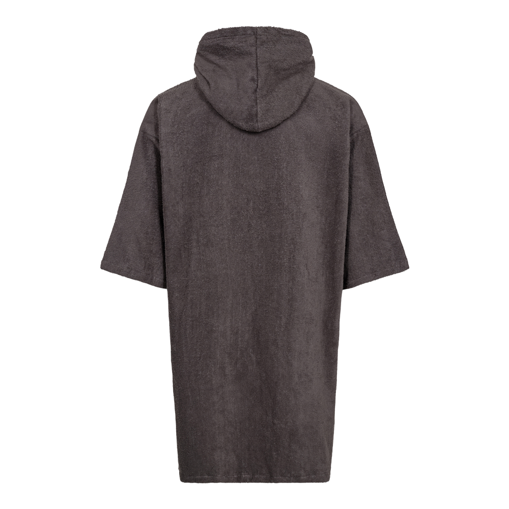 Denne West Coast Denmark Poncho LS 25 er en praktisk og stilfuld voksen badekåbe. Med et elegant, mørkegråt design og det tydelige logo for "West Coast Denmark", tilbyder denne poncho både varme og komfort. Den er udstyret med en stor hætte, rummelige lommer og er lavet af et blødt, absorberende materiale, hvilket gør den ideel til brug efter svømning eller et brusebad.