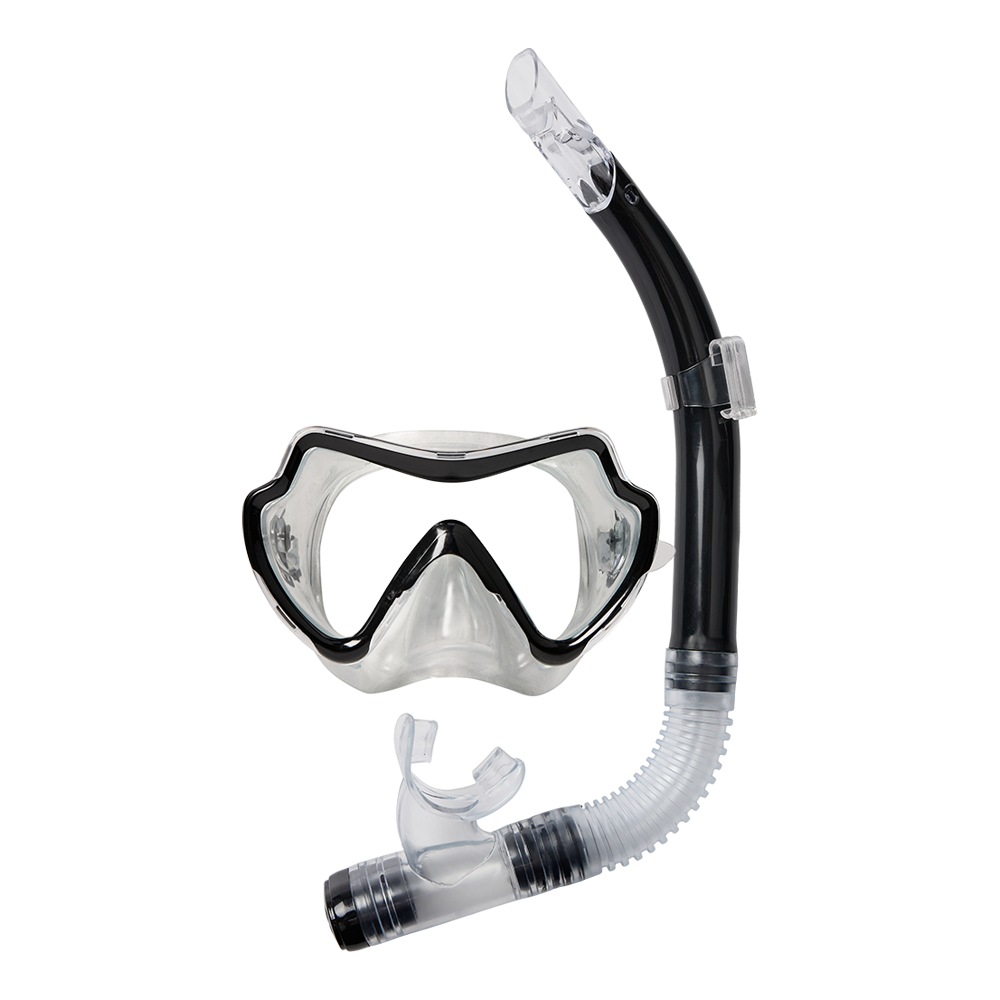 På billedet ses et komplet snorkel-sæt bestående af en enkeltlinset dykkermaske og en matchende snorkel. Masken har en gennemsigtig silikonekant med sorte indramninger omkring glasset, der giver bredt synsfelt og tæt pasform. Snorklen er delvist sort med en fleksibel, ribbet nederste slange, et ergonomisk mundstykke og clips til fastgørelse på maskestroppen. Sættet er enkelt, funktionelt og velegnet til fritidsdykning og snorkling.
