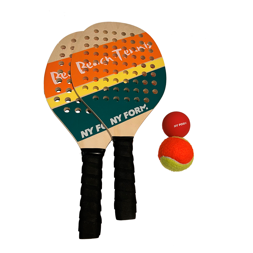 På billedet ses et sæt til beach tennis bestående af to træbat med perforerede hoveder og sorte greb. Battene har en farverig dekoration i orange, gul og grøn med teksten "Beach Tennis" og "NY FORM". Ved siden af ligger to bolde: en rød gummibold med NY FORM-logo og en klassisk orange-gul tennisbold. Sættet fremstår som et let og sjovt udstyr til strandspil.