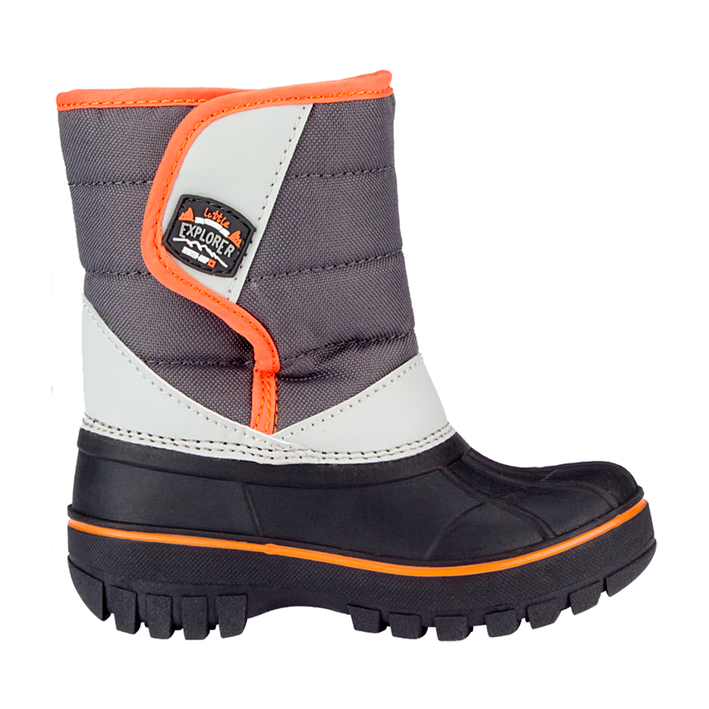 Robust børnestøvle i grå, hvid og orange med kraftig sort gummisål. Den foret overdel i polstret tekstil giver varme, mens gummibunden beskytter mod vand og slud. Kraftigt mønster under sålen sikrer godt greb på glatte underlag. Det praktiske velcro-låg og den dekorative "Explorer"-badge gør støvlen både funktionel og legesyg—velegnet til vinterens udendørslege.