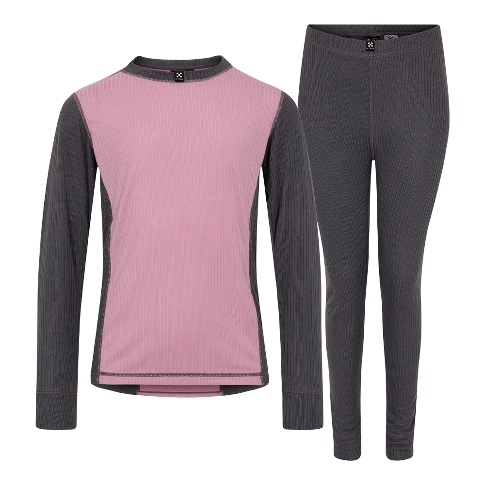 Et moderne termoundertøjssæt bestående af en lyserød ribstrikket bluse med mørkegrå ærmer og matchende mørkegrå underdel. Sættet har tætsiddende pasform, rund hals og kontrastsyninger, som giver et stilrent og funktionelt udtryk. Materialet virker elastisk og varmende, ideelt som baselag ved kolde temperaturer. Perfekt til udendørs aktiviteter eller hverdagsbrug, hvor komfort, bevægelsesfrihed og fugttransport er i fokus.