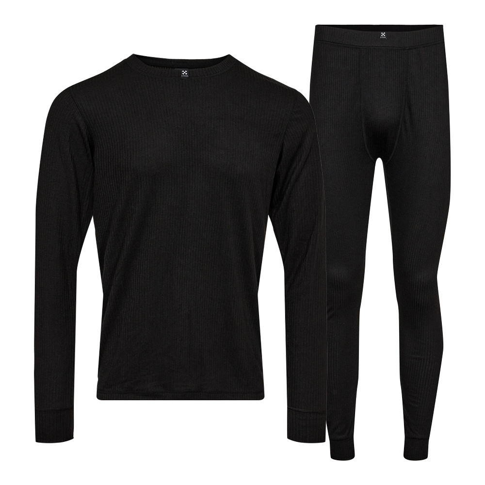 Et sort sæt undertøj bestående af en langærmet trøje og tætsiddende longjohns. Stoffet har en fin ribbet struktur, der giver fleksibilitet og tæt pasform, med ribkanter ved ærmer og ankler. Sættet fremstår minimalistisk og funktionelt — ideelt som lag-på-lag til kolde dage, til hverdagsbrug eller udendørs aktiviteter, hvor varme, bevægelsesfrihed og enkel komfort er i fokus.