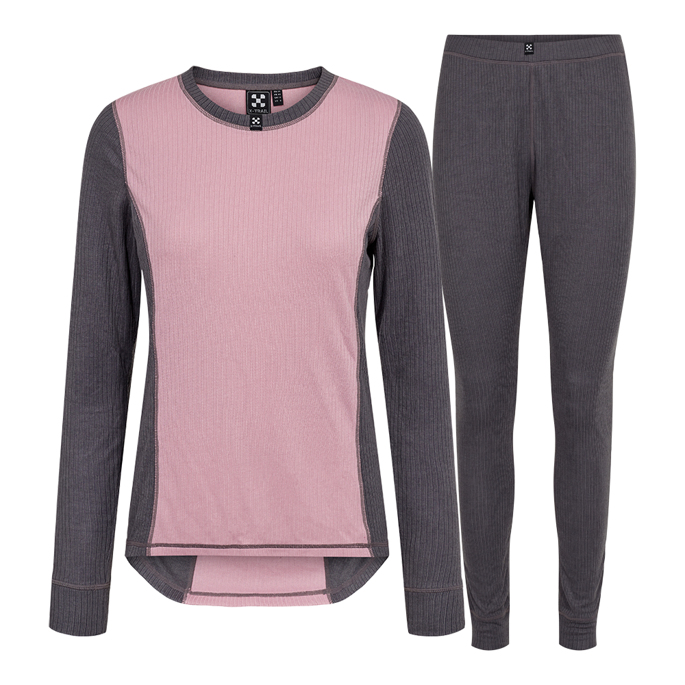 Dette to-delte termotøj består af en langærmet bluse og matchende leggings i ribstrikket stof. Forsiden har en lys rosa panel, mens ærmer, sidesøm og bukserne er mørkegrå, hvilket giver et moderne kontrastlook. Blusen har rund hals og forlænget ryg for ekstra dækning, og bukserne har elastisk talje. Sættet er designet til at være varmt og åndbart til vinteraktiviteter.