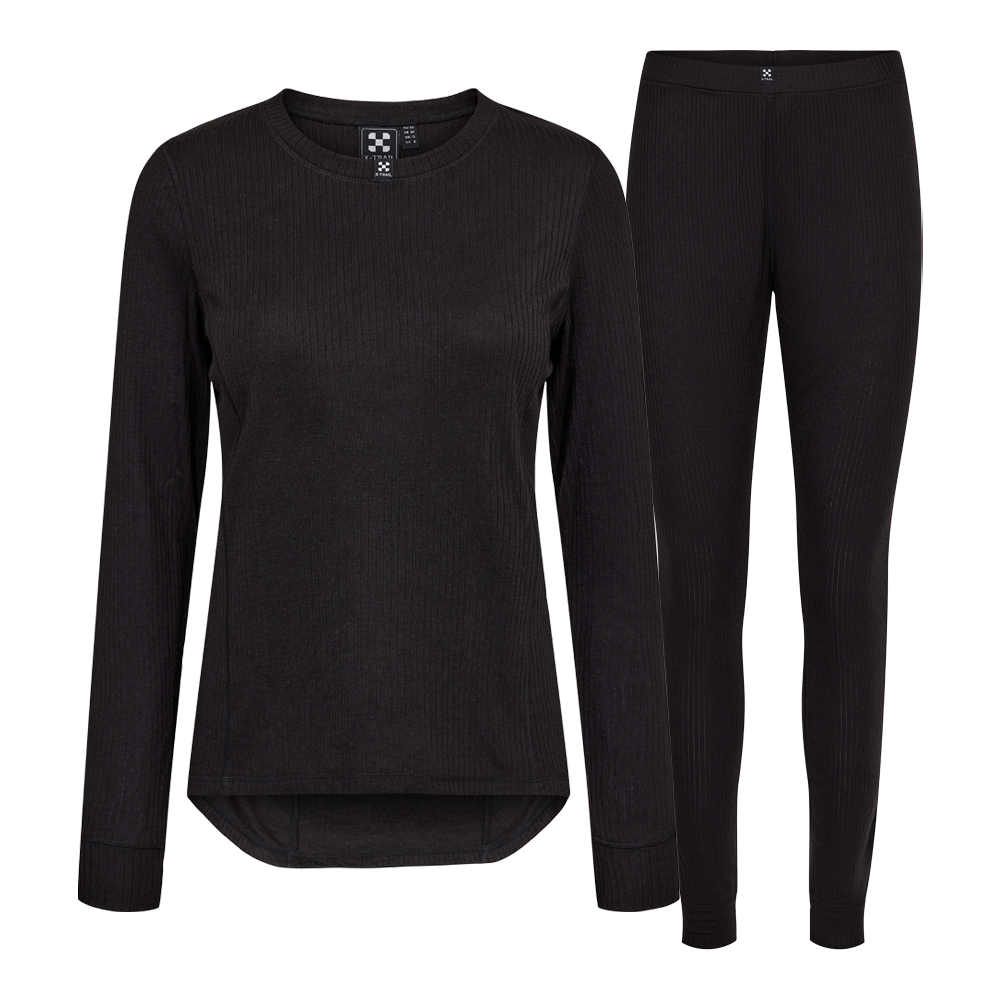 Sort sæt bestående af en ribstrikket, langærmet trøje med rund hals og et par tætsiddende leggings. Trøjen har let forlænget bagkant og ribdetaljer ved ærmerne, mens leggingsene har elastisk talje og tæt pasform. Materialet virker blødt og isolerende, velegnet som basislag under kolde forhold eller som komfortabelt hyggetøj. Simpelt, tidløst design i sort gør sættet let at kombinere.