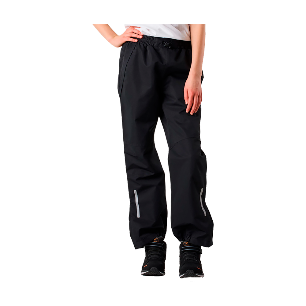 Sorte, løstsiddende regnbukser med elastisk talje og justerbar snor. Bukserne har sidelommer og forstærkede knæpartier, og underbenene er forsynet med reflekser for øget synlighed. De falder ned over et par sorte sneakers og giver et funktionelt, minimalistisk udtryk, velegnet til udendørs aktiviteter. Materialet virker vandafvisende og er let at rengøre, hvilket gør dem praktiske til både hverdag og fritid.