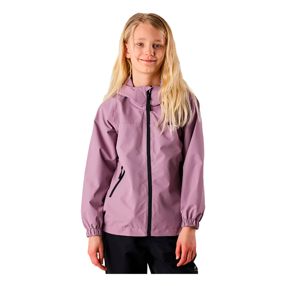 En ung pige står afslappet i en lyserød-lilla regnjakke med hætte og sort lynlås. Hendes lange blonde hår falder løst over skuldrene, og hun har et mildt smil. Jakken har skrå lynlåslommer og elastiske ærmegab, og hun bærer mørke bukser. Stemningen virker rolig og naturlig, som om hun er klar til en våd og blæsende udendørs dag.