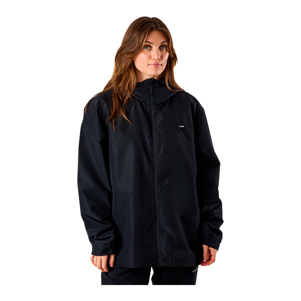 En kvinde står afslappet iført en sort, vandtæt jakke med hætte og lynlås. Jakken er løs i pasformen og har elastiske ærmekanter, hvilket giver et praktisk og minimalistisk udtryk. Hendes lange, brune hår falder løst over skuldrene, og hun har et roligt, neutralt ansigtsudtryk. Billedet har et enkelt, lyst baggrundsrum, der fremhæver jakkens rene linjer og funktionelle design.