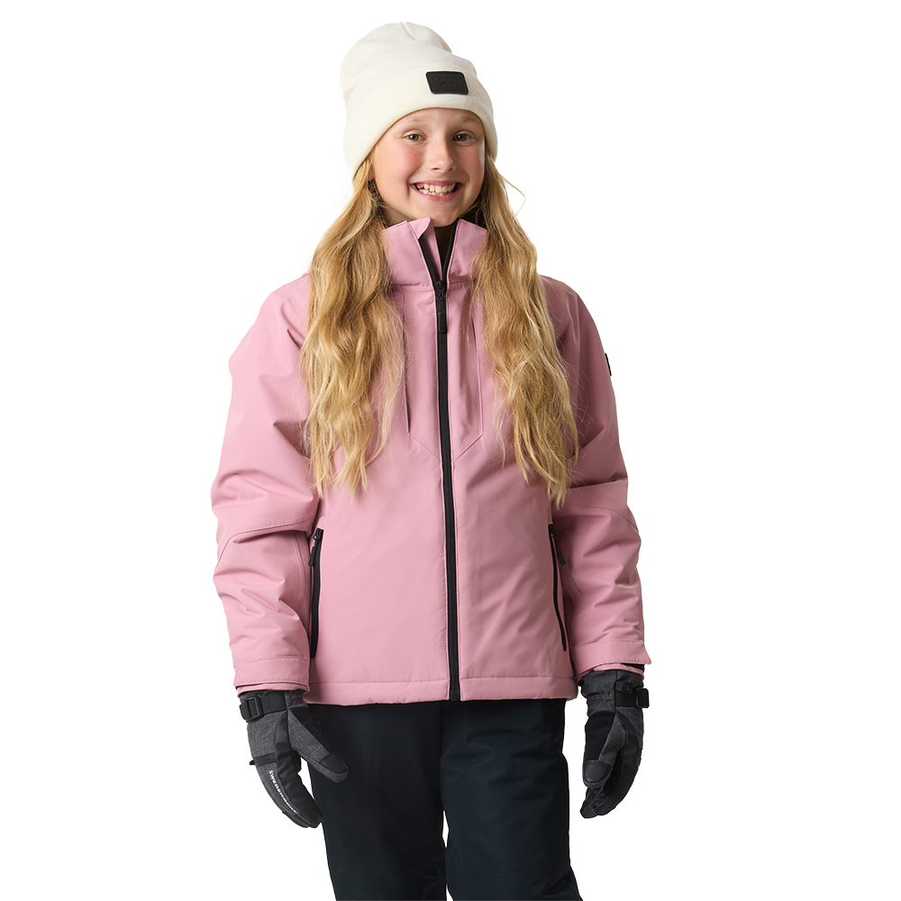 Et smilende barn iført en lyserød vinterjakke står mod en neutral baggrund. Hun har langt, blondt hår, en hvid strikhue og mørke handsker, og jakken har sorte lynlåse og sidelommer. Billedet udstråler varme og funktionalitet med et blødt, ungdommeligt look, velegnet til udendørs leg og aktiviteter i koldt vejr.