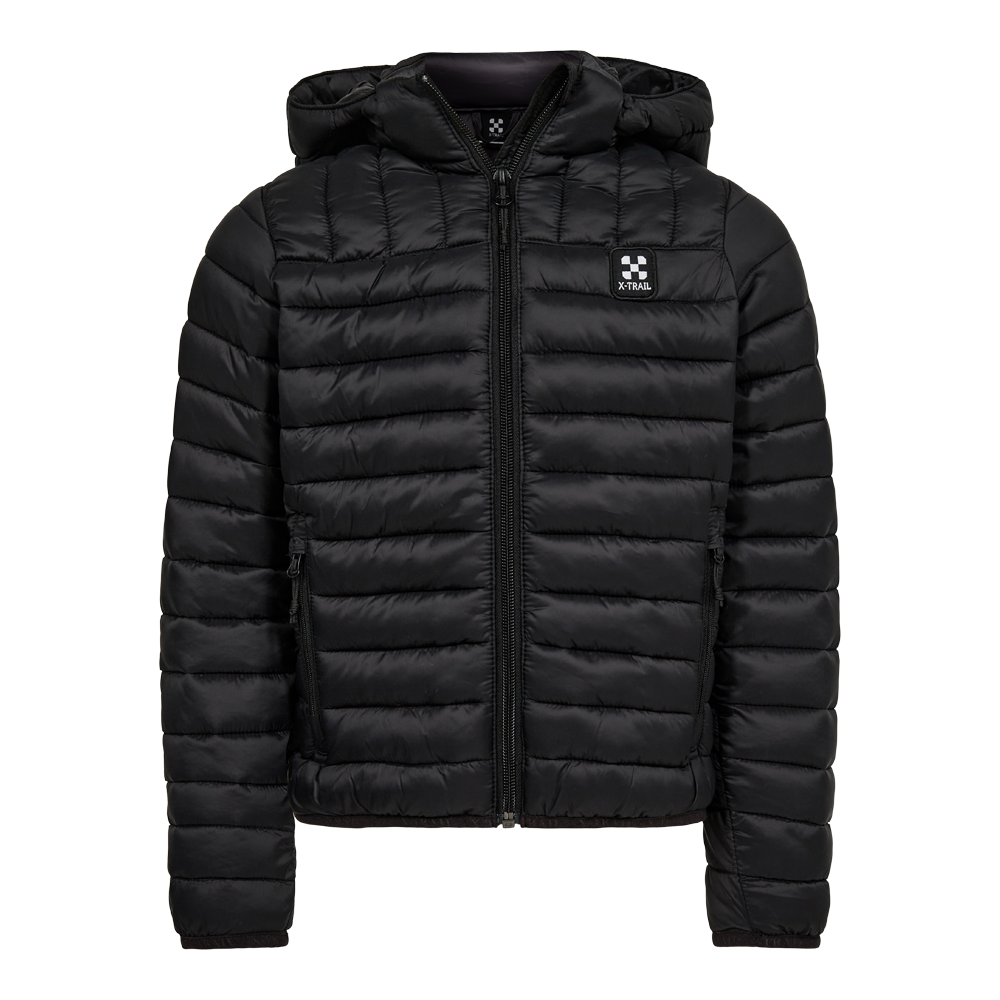 Sort, let vatteret jakke med hætte og gennemgående lynlås. Jakken har synlige vandrette quiltede sømme, to sidelommer med lynlås og et diskret X-TRAIL-logo på venstre bryst. Materialet virker glat og vindafvisende med let fyld for varme uden at være klodset. En alsidig hverdag- eller fritidsjakke, der kombinerer enkel stil med praktiske detaljer og god bevægelsesfrihed til kølige dage.