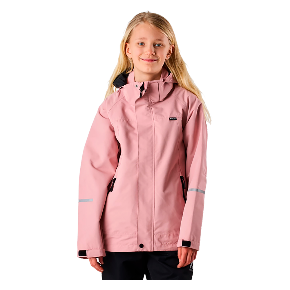 En ung pige står smilende iført en lys rosa regnjakke med hætte. Jakken har lynlåslommer, justerbare ærmeender og reflekterende detaljer på ærmerne. Hendes lange, lyse hår falder løst over skuldrene, og hun ser afslappet og godt beskyttet mod vind og regn. Baggrunden er neutral, så fokus ligger på jakken og hendes venlige udtryk.