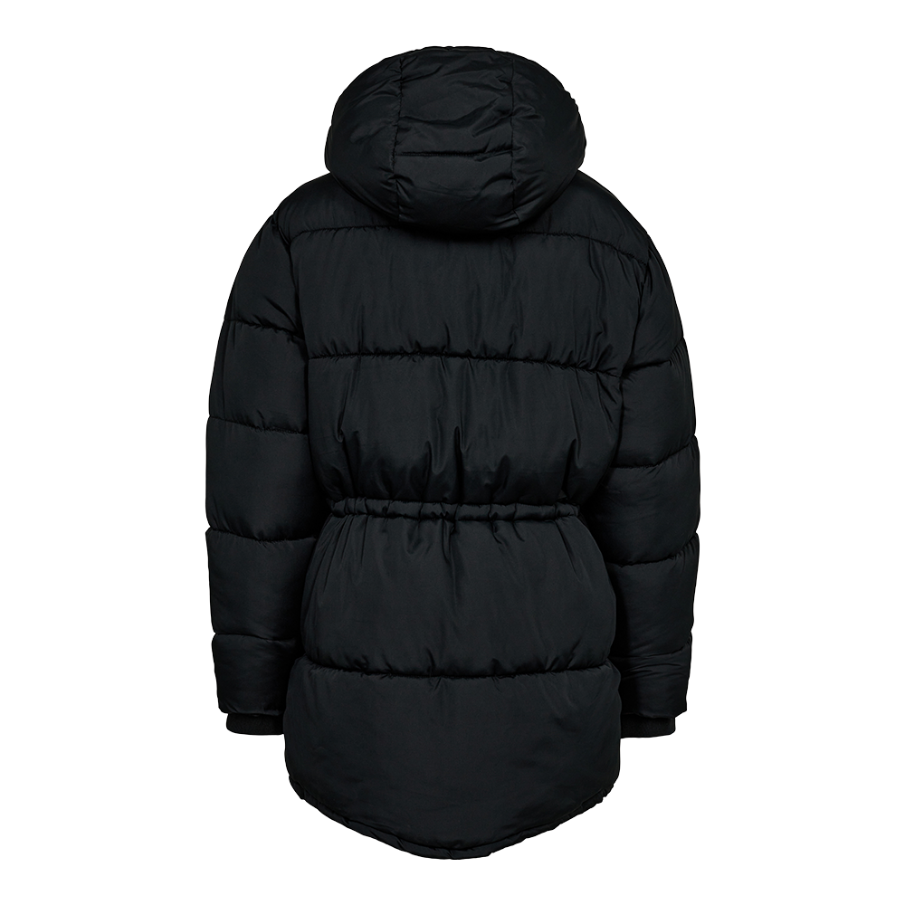 X-Trail London Jacket W er en stilren og funktionel vinterjakke til damer fra X-Trail. Jakken er solid sort og har en tyk, varmeisolerende polstring samt en Bionic ECO® overflade, der effektivt afviser vind og regn. Den praktiske snørejustering i taljen sikrer en tilpasset pasform, og den justerbare hætte samt de bløde ribmanchetter tilføjer ekstra komfort og beskyttelse mod kold luft. Funktionelle detaljer inkluderer den 2-vejs lynlås og trykknaplommer.