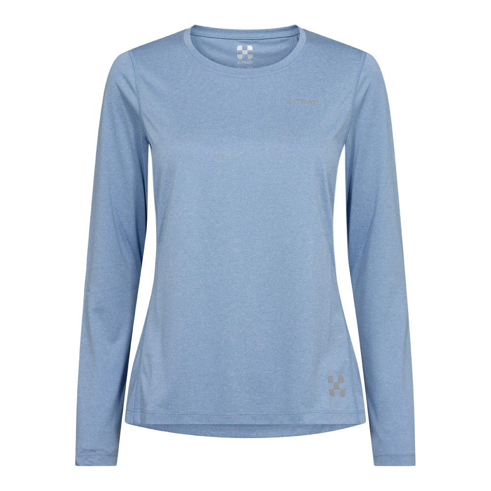 Lyseblå, langærmet træningstrøje i let, funktionsrigt materiale med rund hals og slank pasform. Designet er enkelt og minimalistisk med diskrete logoer ved brystet og i nederste hjørne. Stoffet virker åndbart og svedtransporterende, egnet til løb, vandring eller hverdagstræning. Sømme og skæringer er minimalistiske for komfort og bevægelsesfrihed, hvilket giver et stilrent og praktisk udtryk.