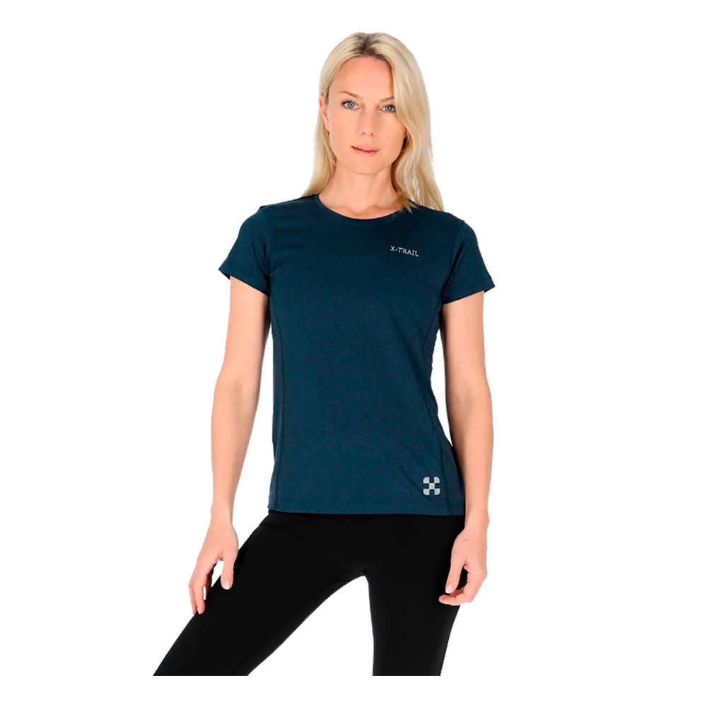 En kvinde står i en afslappet, oprejst positur iført en mørkeblå, kortærmet trænings-T-shirt med et lille logo ved brystet og et diskret emblem ved hoften. Hun har langt, lyst hår og sorte, tætsiddende træningsleggings. Billedet fremhæver en simpel, sporty stil med rene linjer og neutral baggrund. Fotograferingens lyssætning er blød og naturlig.