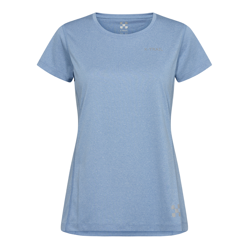 En enkel og stilren lyseblå t-shirt til kvinder med rund hals og korte ærmer. Stoffet virker let og åndbart med en let meleret struktur, der giver et sporty look. Skylinen er figursyet uden at være tætsiddende, ideel til hverdag eller træning. Diskrete logoer pryder brystet og nederste kant, hvilket tilføjer et subtilt brandpræg uden at dominere designet.