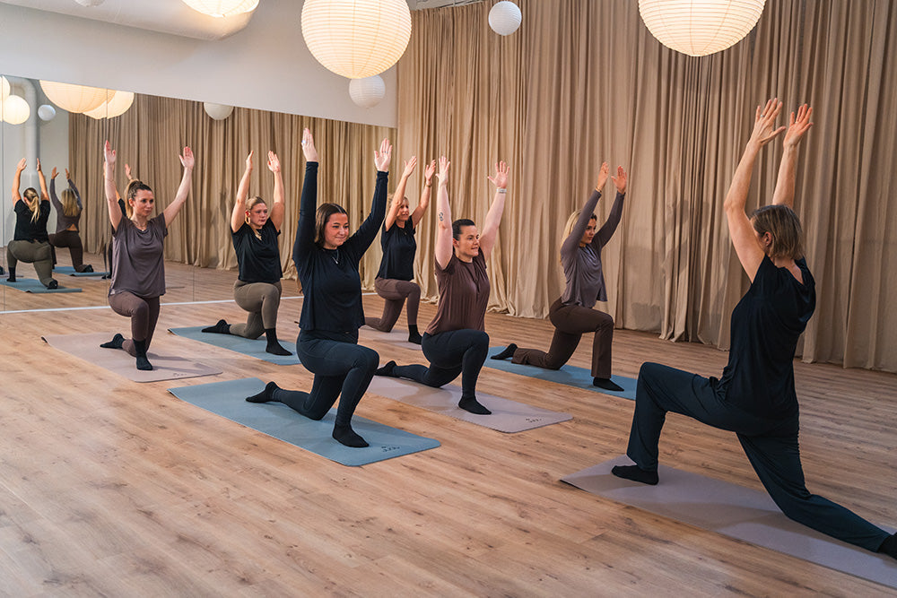 JUST træning. Billede af kvinder, der dyrker yoga. 