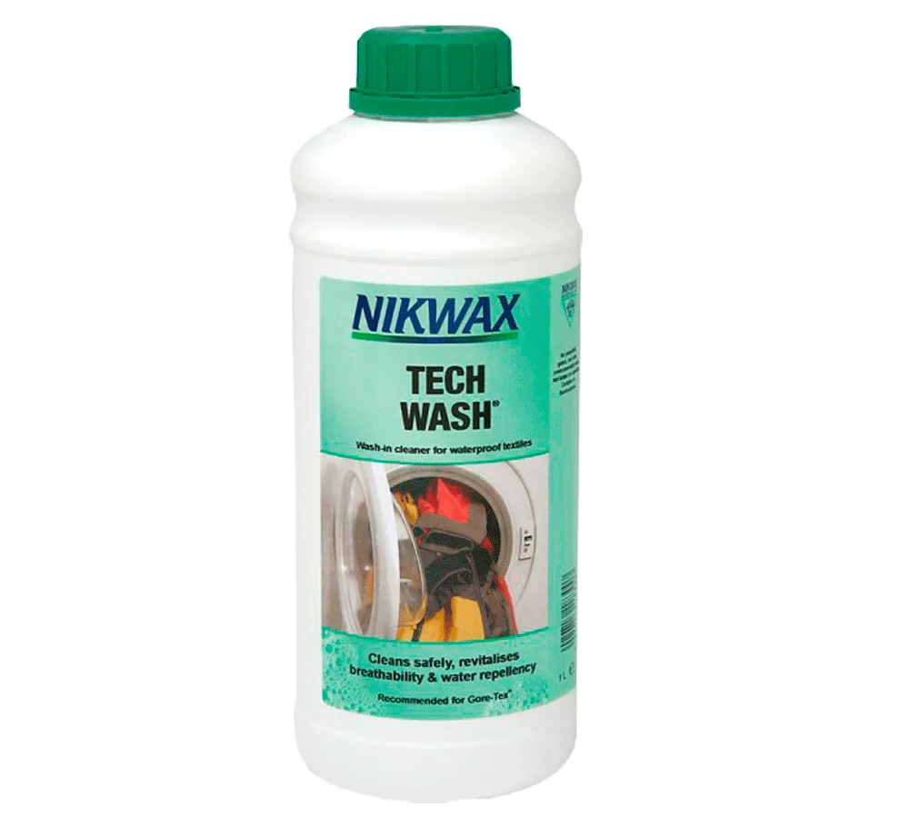 Flasken viser en hvid plastbeholder med grøn skrueprop og en mintgrøn etiket, hvor mærket "Nikwax" og produktnavnet "Tech Wash" står tydeligt. Etiketten viser en vaskemaskine og indikerer, at det er et vaskemiddel til vandtætte tekstiler. Produktet præsenteres som en sikker rengørings- og revitaliseringsløsning, der genopretter åndbarhed og vandafvisning for outdoor- og teknisk tøj.