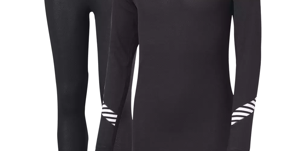Sort termisk baselayer-sæt bestående af en tætsiddende langærmet trøje og matchende lange underbukser. Materialet virker ribstrikket og isolerende med flade syninger for komfort og bevægelsesfrihed. Diskrete HH-logoer på skulder og talje giver et sporty udtryk, mens hvide, diagonale striber ved ærmerne tilføjer kontrast. Velegnet til kolde dage som inderste lag under skaljakker eller til udendørs træning.