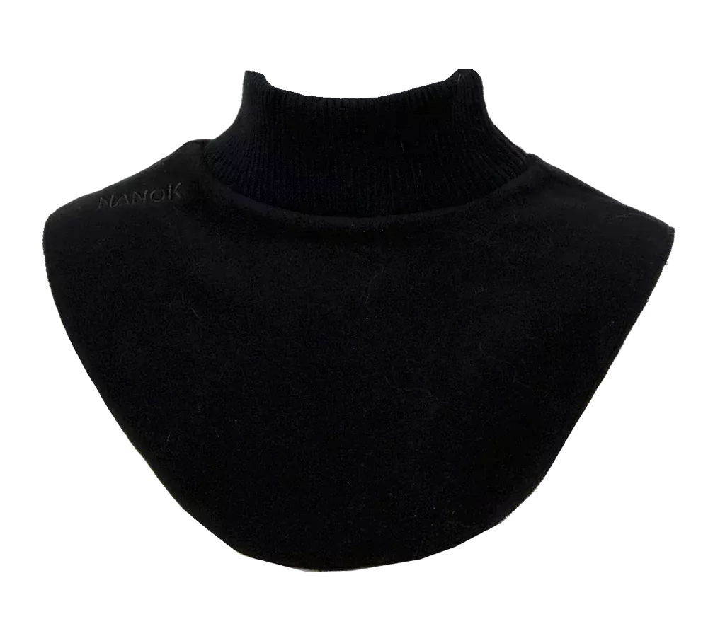 indlæg med høj ribstrikket rullekrave og afrundet skulderparti. Fremstillet i blødt, tæt materiale, designet til at give ekstra varme under jakker eller trøjer uden at fylde som en fuld sweater. Minimalistisk, praktisk og elegant, velegnet til både hverdag og udendørs brug. Diskret logo ved skulderen og ensfarvet finish giver et stilrent og funktionelt udtryk.